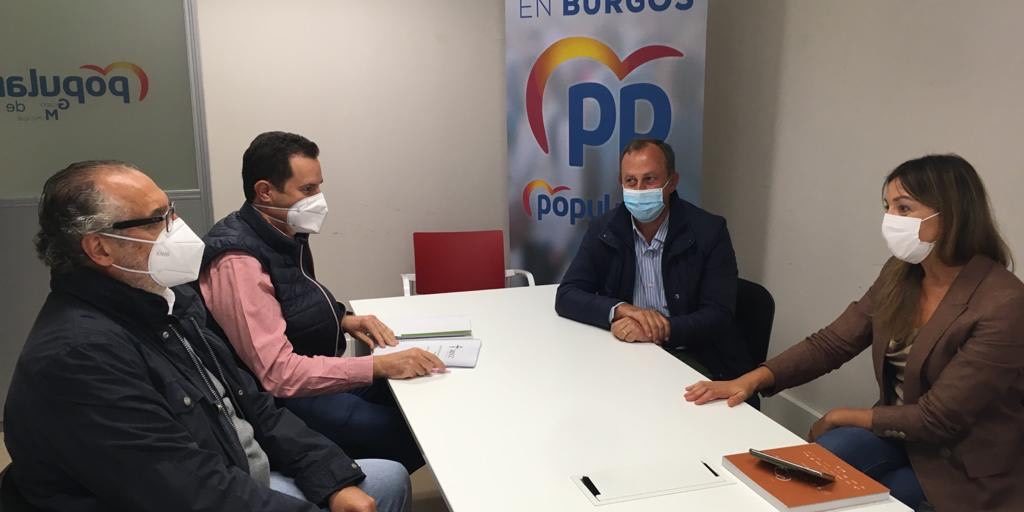 Carolina Blasco junto a representantes de la Junta Provincial de la AECC