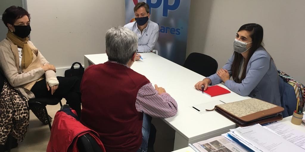 Maribel Birngas, César Barriada y Andrea Ballesteros con María Ángeles Saiz 2
