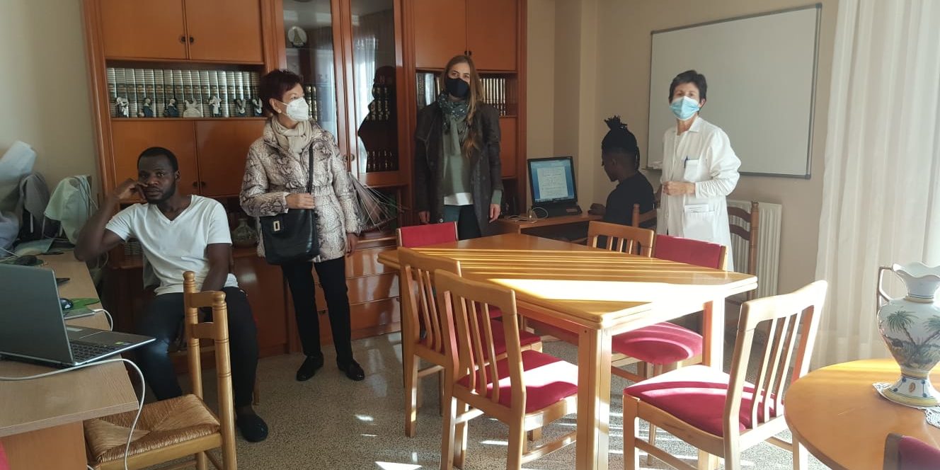 Maribel Brignas y Carolina Álvarez con miembros de San Vicente de Paul