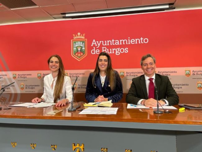 Carolina Álvarez, Andrea Ballesteros y César Barriada en rueda de prensa