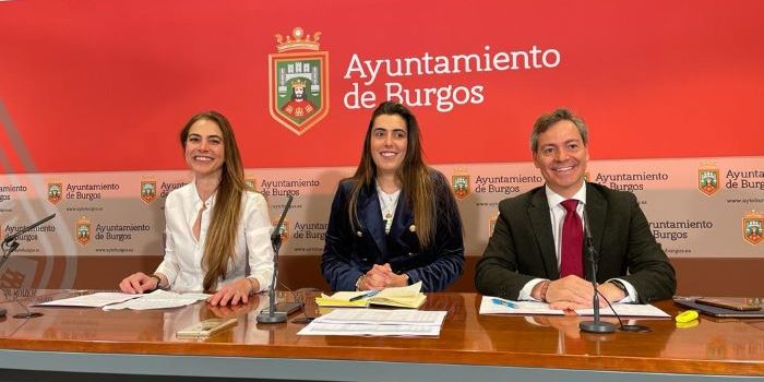 Carolina Álvarez, Andrea Ballesteros y César Barriada en rueda de prensa