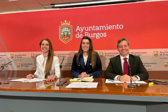 Carolina Álvarez, Andrea Ballesteros y César Barriada en rueda de prensa