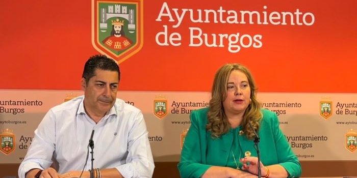20230707 El conejal de Comercio, Raúl Martínez, y la alcaldesa de Burgos, Cristina Ayala
