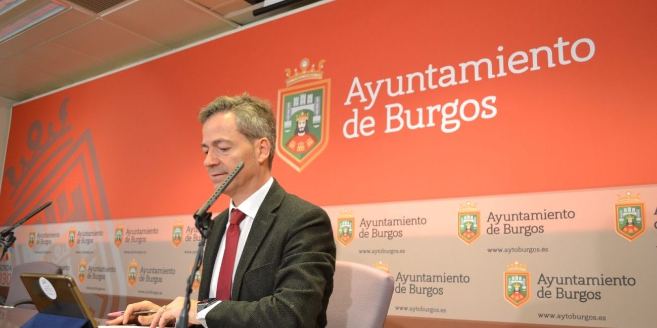 El concejal César Barriada en rueda de prensa para informar sobre asuntos del área de Administración Electrónica.