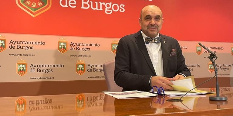 El concejal de Turismo Fernando de la Varga en su comparecencia en rueda de prensa informando sobre proyectos de turismo