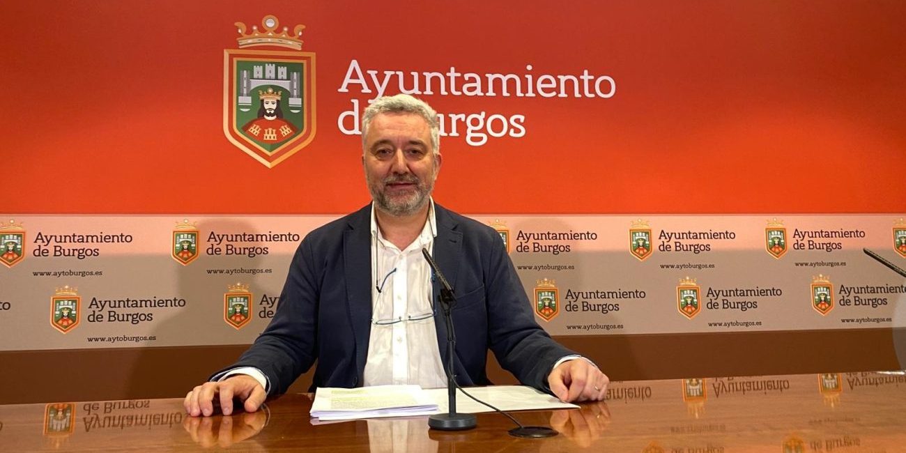 Rueda de prensa Gestión Neumática de residuos zona Sur El concejal de medio ambiente Carlos Niño informando en rueda de prensa sobre la gestión Neumática de Residuos Zona Sur