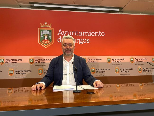 Rueda de prensa Gestión Neumática de residuos zona Sur El concejal de medio ambiente Carlos Niño informando en rueda de prensa sobre la gestión Neumática de Residuos Zona Sur