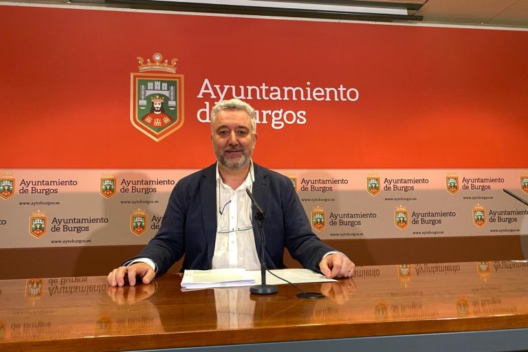El concejal de medio ambiente Carlos Niño informando en rueda de prensa sobre la gestión Neumática de Residuos Zona Sur