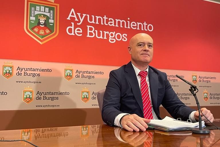 El concejal de Hacienda Ángel Jesús Manzanedo en rueda de prensa