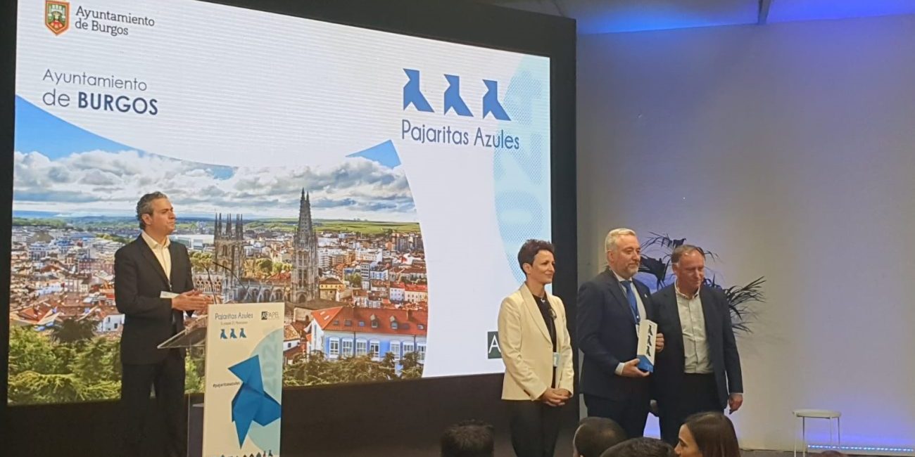 Carlos Niño recoge las pajaritas azules 2024
