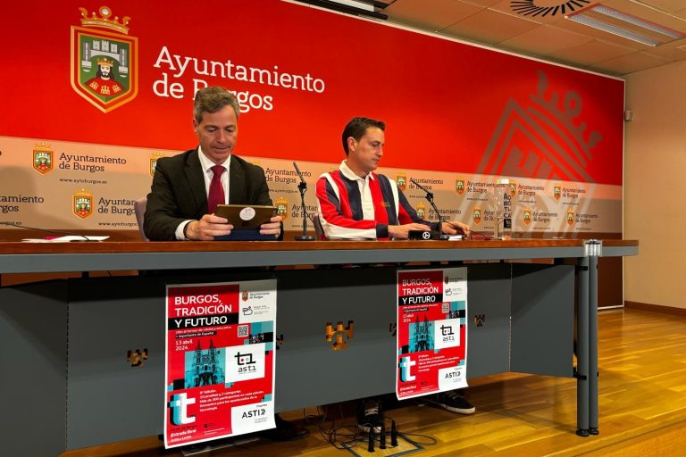 El presidente de PROBURGOS César Barriada y Rubén Martínez, director ejecutivo de la FUNDACIÓN ASTI firman convenio para promover la robótica educativa.