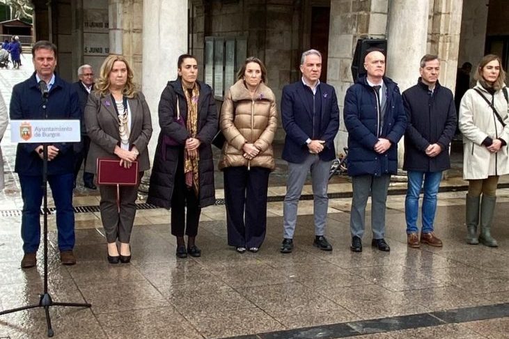 minuto de silencio condena asesinato de violencia de género